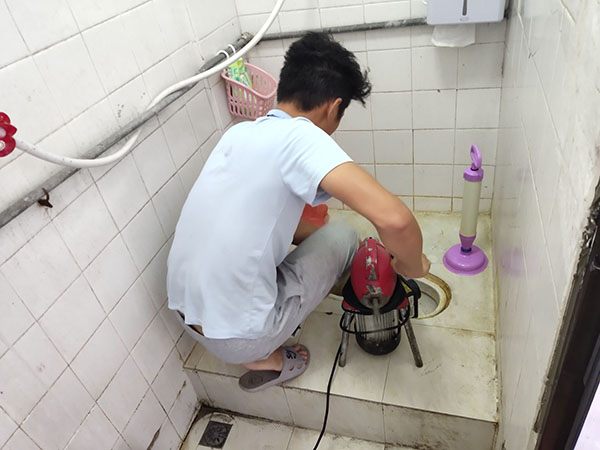 徐闻管道堵塞冒臭气 专业师傅现场解决问题